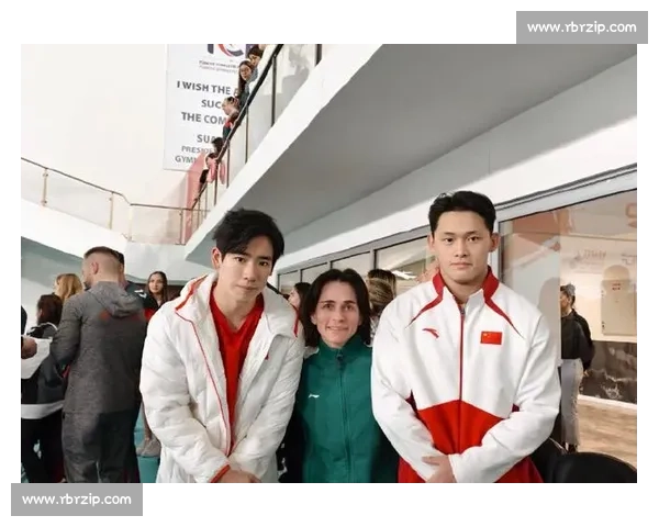 张博恒社媒晒银：路灯下的路，通向新周期